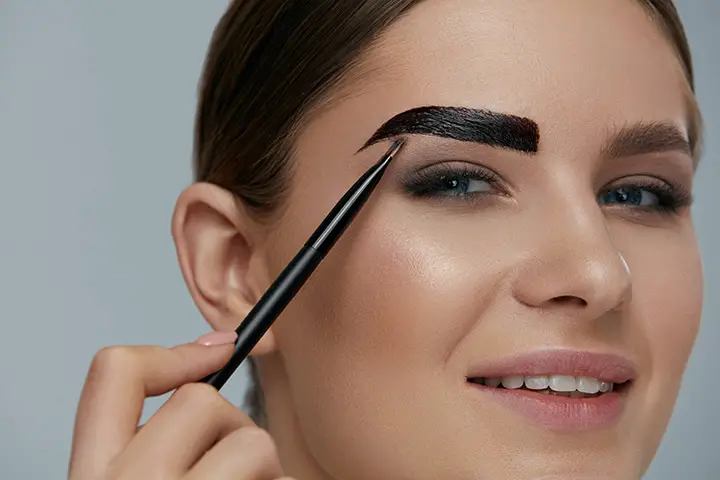 Application of the Hair Dye on the Brows