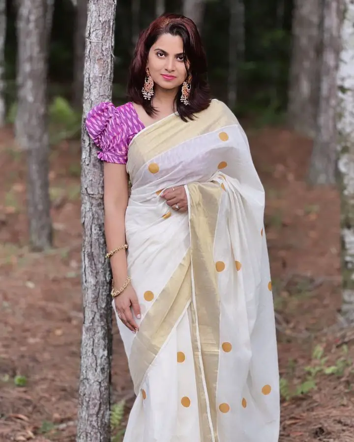 15 Best Kasavu Saree In Kerala 2023