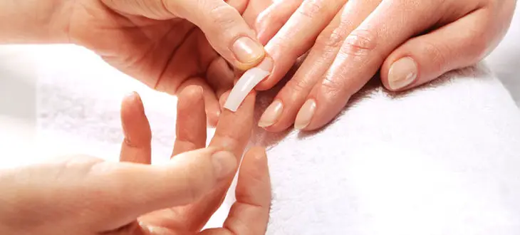 can-you-use-eyelash-glue-for-fake-nails