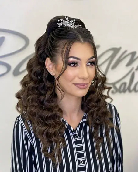 15 Best Dama Hairstyles For Quinceaneras