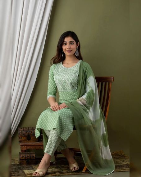 Elbow Sleeve Green Kurti with Lace Work Neck