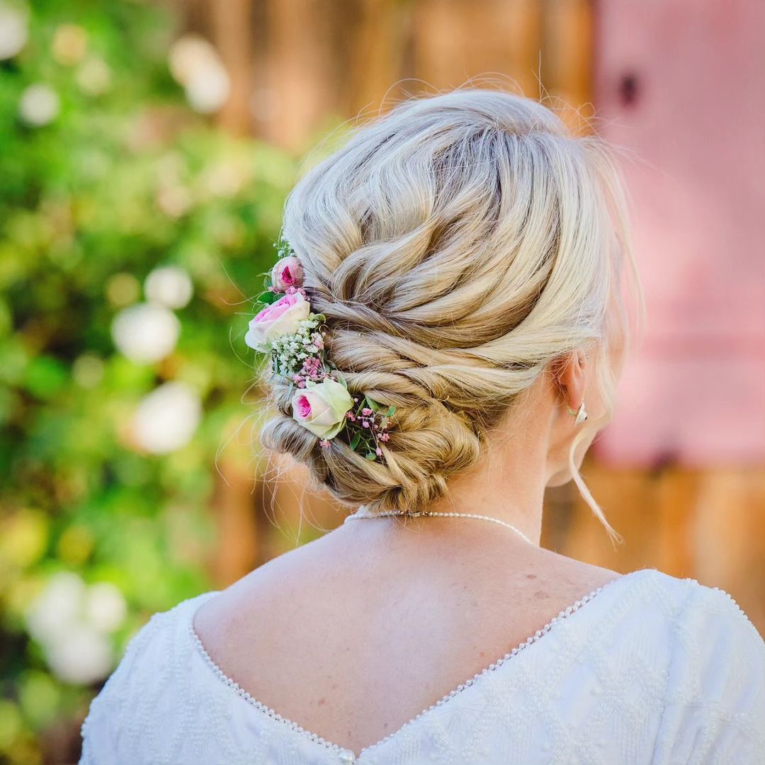 14 Exquisite Christmas Updo Hairstyles To Make A Statement