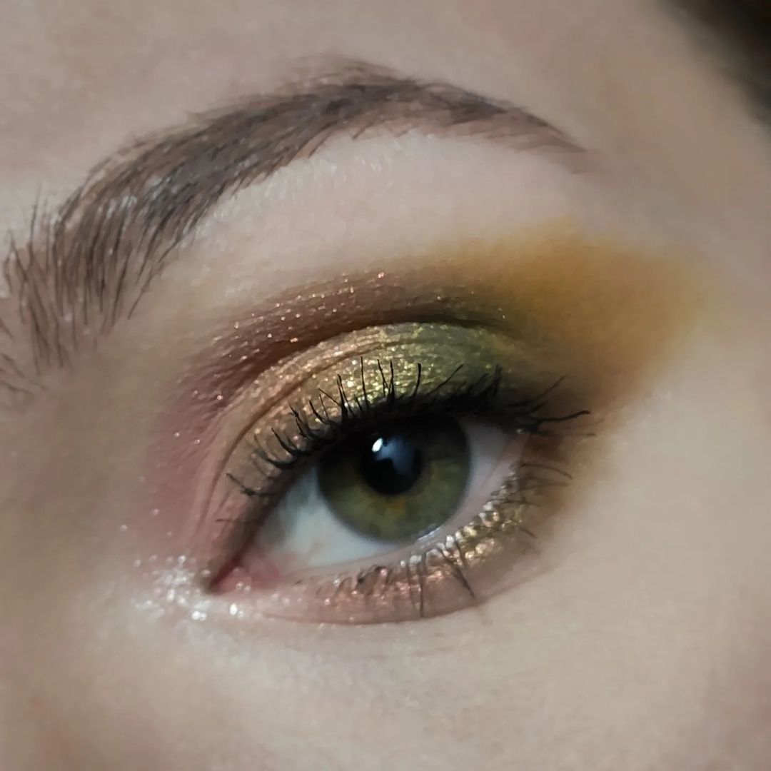 20 Bewitching Christmas Makeup Ideas For Captivating Green Eyes